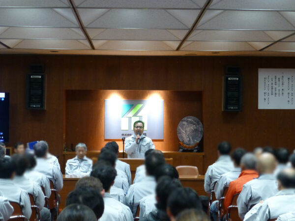 仕事納め式にて社長のあいさつをしている様子の画像。