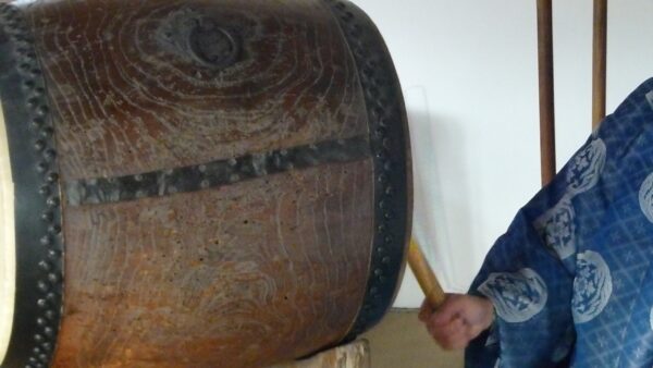 太鼓をバチで打っている画像