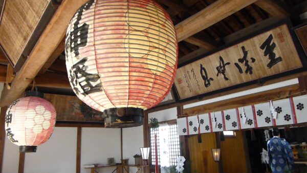 大伴神社にて、安全祈願している場面