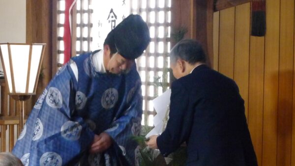 竹花組会長の玉串奉奠を行っている様子。神主様からたまぐしを頂戴しているところの場面。