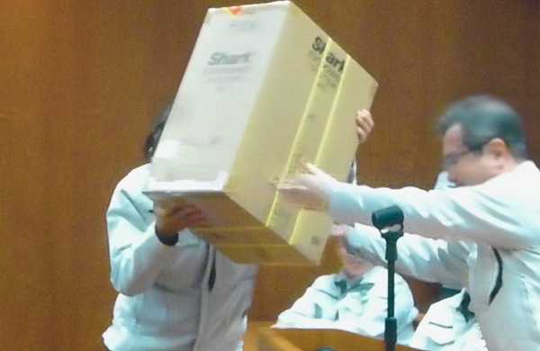 抽選大会の当選者の受け渡し。Sharkの掃除機