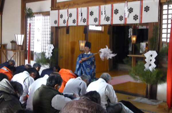 大伴神社にてお祓いしている様子。社員一同お辞儀してお祈りしている様子。