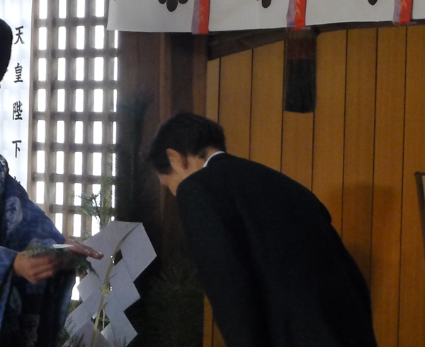 各部署長が玉串を受け取る前にお辞儀をしている様子の画像。