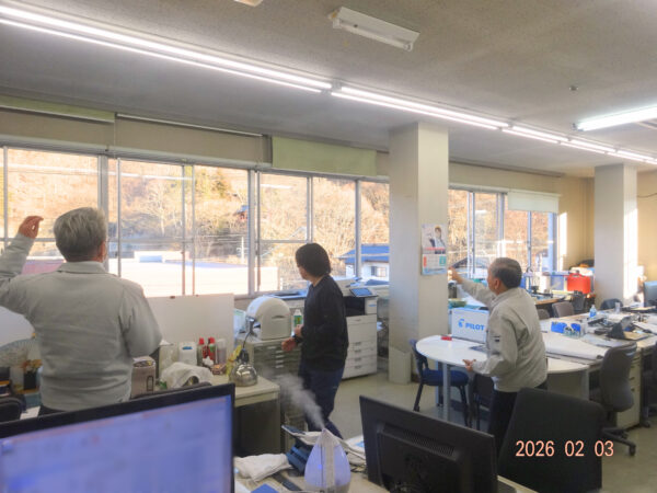 2026年2月3日節分の日に豆まきをしている画像