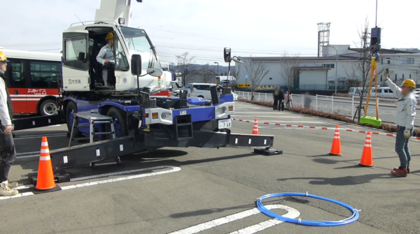 東御清翔メッセの竹花組ブースにて女性重機オペレータが操縦している画像