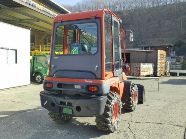 ミニタイヤショベルの斜め後ろの角度からの画像。