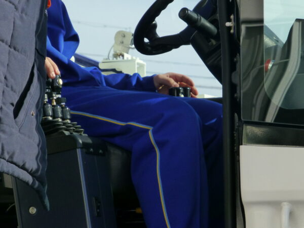 東御清翔メッセの竹花組ブース持てクレーン操縦している様子の画像。