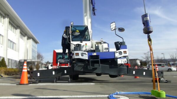 東御清翔メッセの竹花組ブースにて。クレーン操縦体験をしている画像。