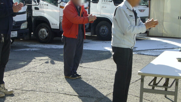 安全祈願。参加者が二礼二拍一礼を行って安全を願っている様子の画像。