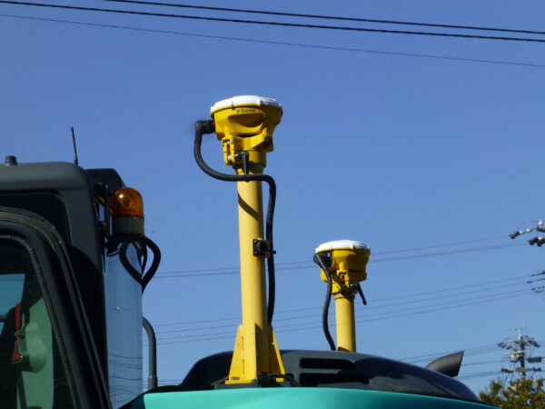 GPS受信アンテナ。黄色い棒が2本立っている画像。