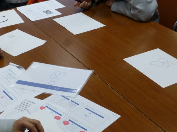 図形伝達ゲームの答え合わせをしているところのシーン