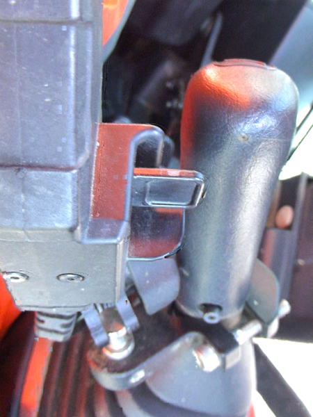 ICT搭載バックホウ。操作レバーに自動操縦モードのボタンがついている。