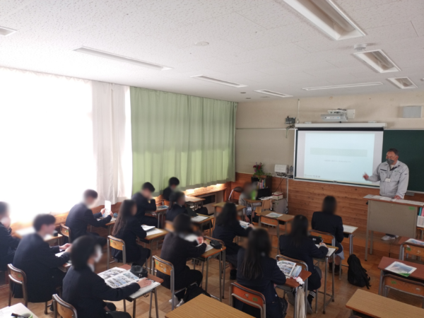 小諸義塾高等学校（小諸義塾高等学校）にて、土木のお仕事を教えている様子の画像。