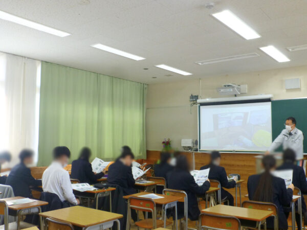 小諸商業高等学校にて企業との交流の事業の様子。