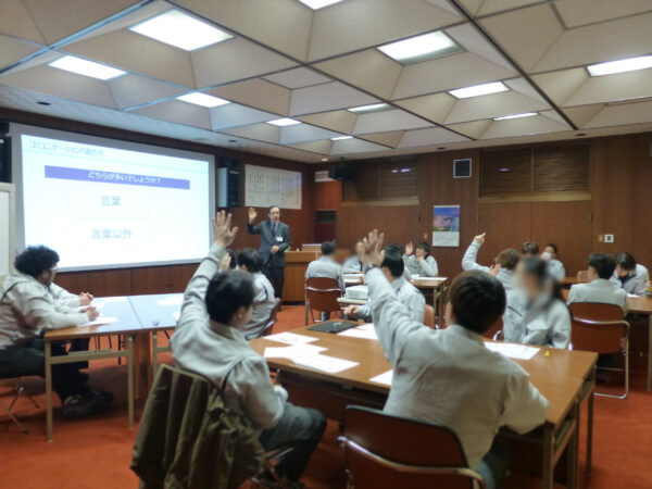 若手の会の研修中の全体画像