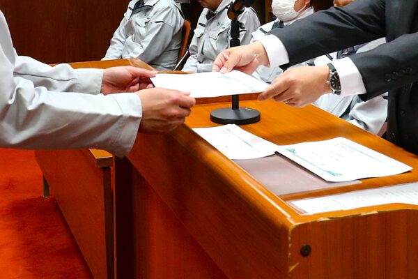 辞令交付式の辞令を受けているシーン