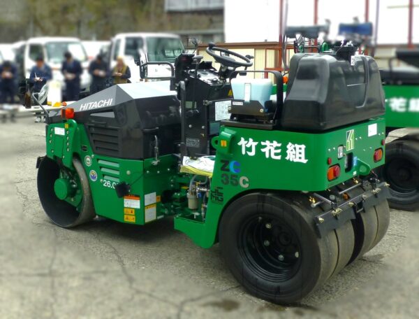 コンバインド式ロードローラーの斜め後ろ