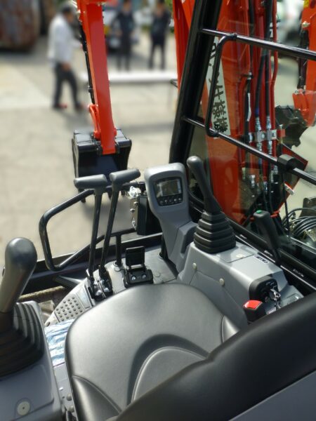 納車式 運転席ミニショベル