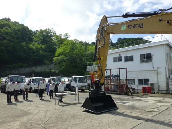 納車式安全祈願している場面