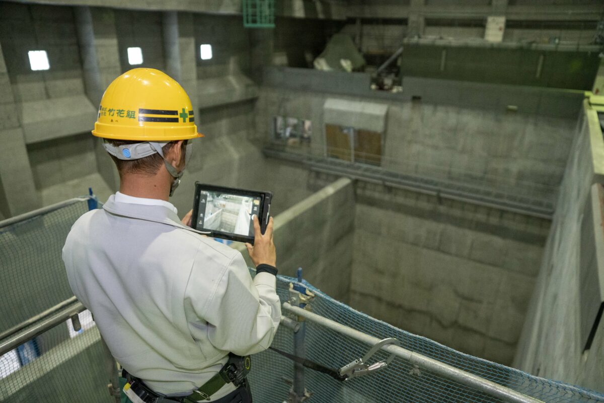 タブレットで現場撮影する作業員