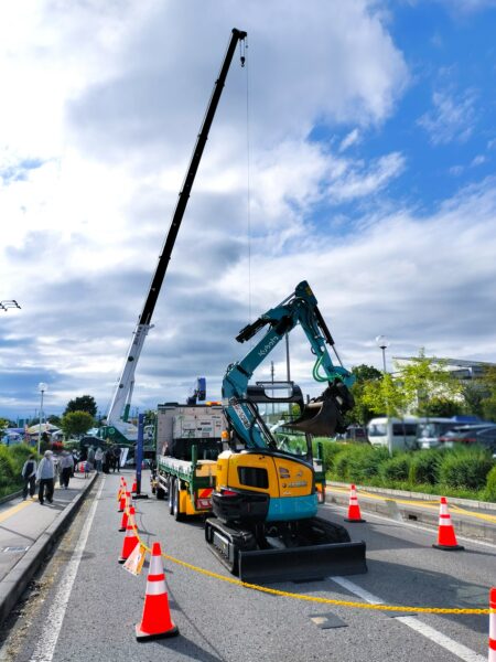 まるごとつながるフェスタ佐久平働く車・竹花組ブースの車展示の様子画像