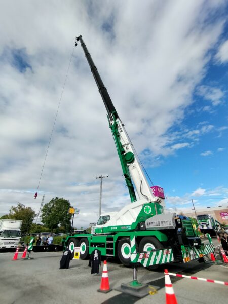 まるフェス竹花組展示ブースのクレーン車の画像